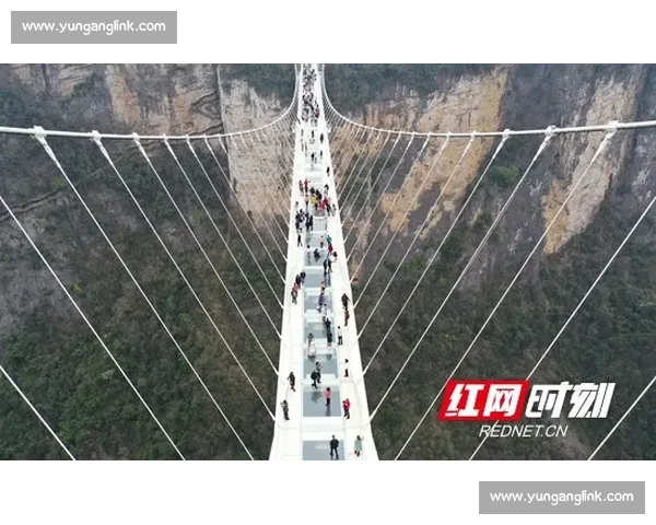 吊桥当舞台!于适高空弹唱蹦迪燃炸峡谷 吊桥当舞台!于适高空弹唱蹦迪燃炸峡谷