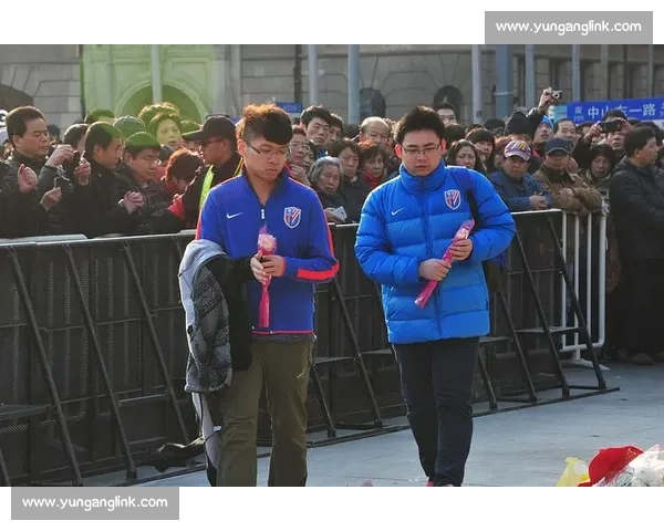 川超星光寄哀思:球迷亮灯送别小球迷林子金 川超星光寄哀思:球迷亮灯送别小球迷林子金